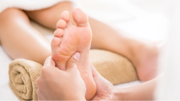 Une séance de massage sur la voûte plantaire.